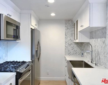 301 S Swall Drive - Photo Thumbnail 6