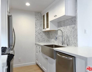 301 S Swall Drive - Photo Thumbnail 4