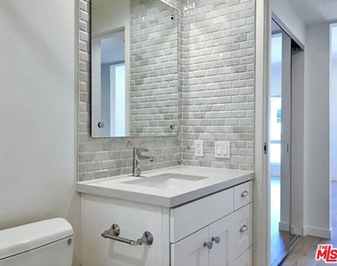 301 S Swall Drive - Photo Thumbnail 14