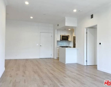 301 S Swall Drive - Photo Thumbnail 7