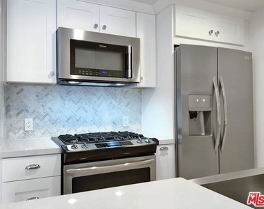 301 S Swall Drive - Photo Thumbnail 3
