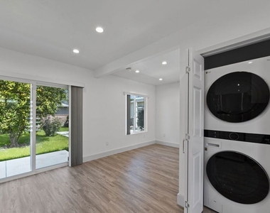 6229 Sylvia Avenue - Photo Thumbnail 13