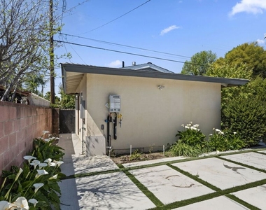 6229 Sylvia Avenue - Photo Thumbnail 5