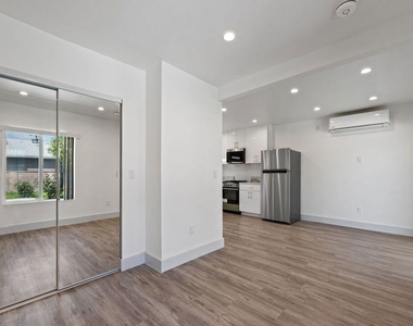 6229 Sylvia Avenue - Photo Thumbnail 9