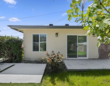 6229 Sylvia Avenue - Photo Thumbnail 2
