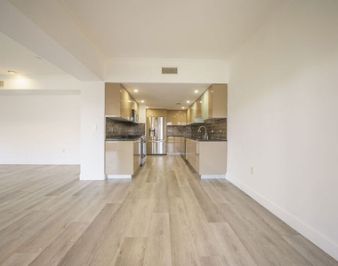 970 S St Andrews Place - Photo Thumbnail 7