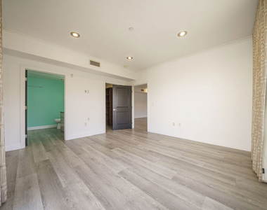 970 S St Andrews Place - Photo Thumbnail 16