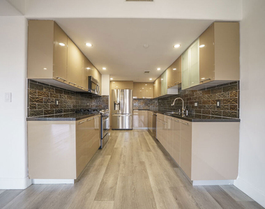 970 S St Andrews Place - Photo Thumbnail 8