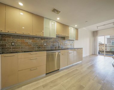 970 S St Andrews Place - Photo Thumbnail 12