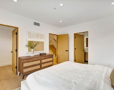 4329 Radford Avenue - Photo Thumbnail 14