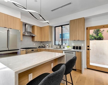 4329 Radford Avenue - Photo Thumbnail 11