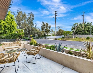 4329 Radford Avenue - Photo Thumbnail 9