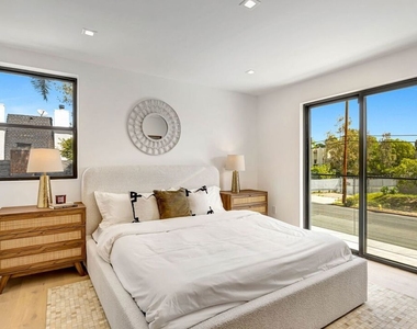 4329 Radford Avenue - Photo Thumbnail 13