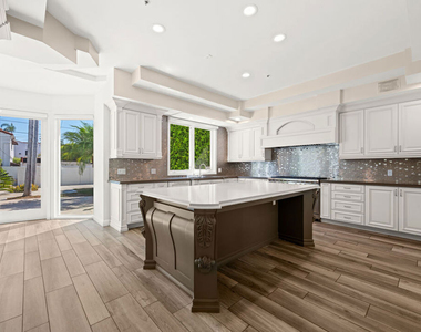 112 N Elm Drive - Photo Thumbnail 12