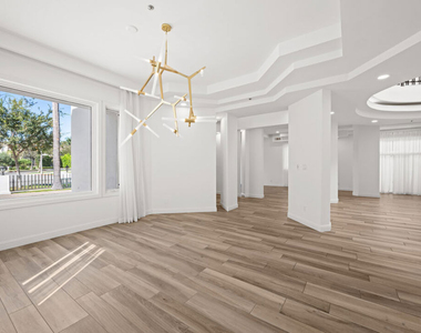 112 N Elm Drive - Photo Thumbnail 17