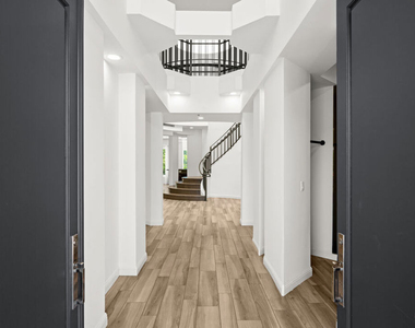 112 N Elm Drive - Photo Thumbnail 1