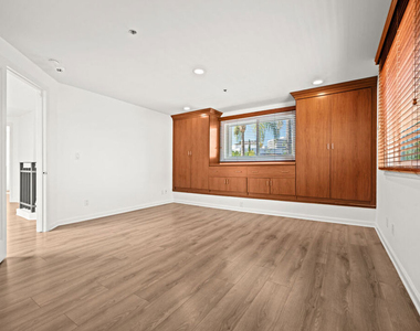 112 N Elm Drive - Photo Thumbnail 32