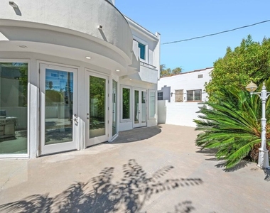 112 N Elm Drive - Photo Thumbnail 44