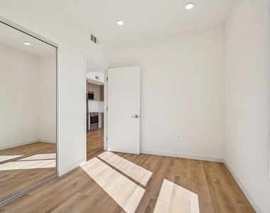 1814 Federal Avenue - Photo Thumbnail 5