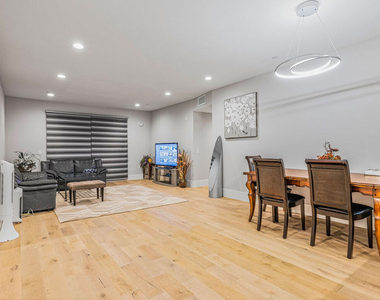 901 S Gramercy Drive - Photo Thumbnail 7