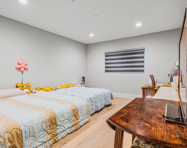 901 S Gramercy Drive - Photo Thumbnail 12