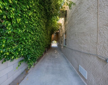 8232 Blackburn Avenue - Photo Thumbnail 15