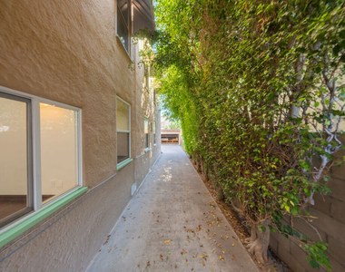 8232 Blackburn Avenue - Photo Thumbnail 16