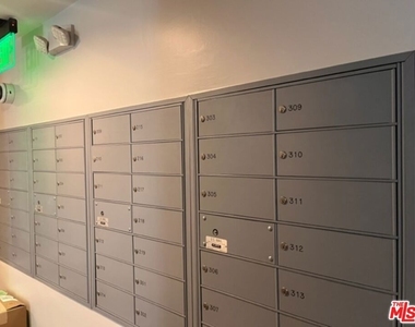 1351 N Crescent Heights - Photo Thumbnail 15