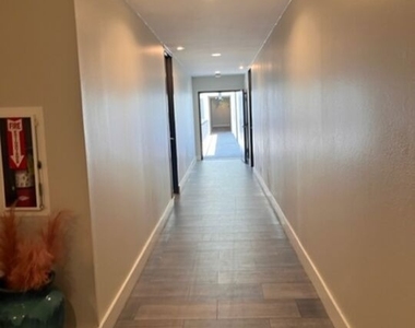 1351 N Crescent Heights - Photo Thumbnail 16