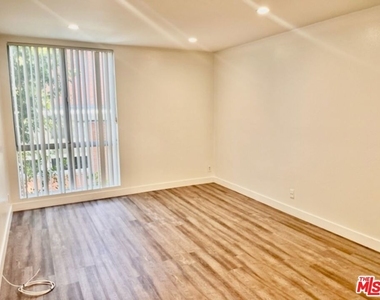 1351 N Crescent Heights - Photo Thumbnail 12