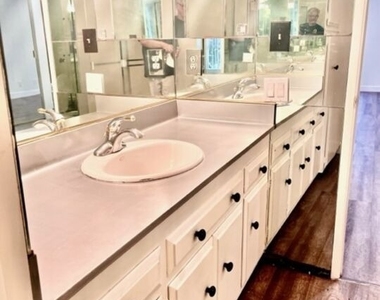 1351 N Crescent Heights - Photo Thumbnail 9