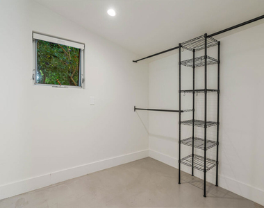 2401 32nd Street - Photo Thumbnail 15
