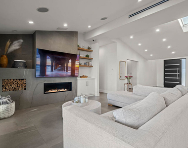 20461 Coulson Street - Photo Thumbnail 2