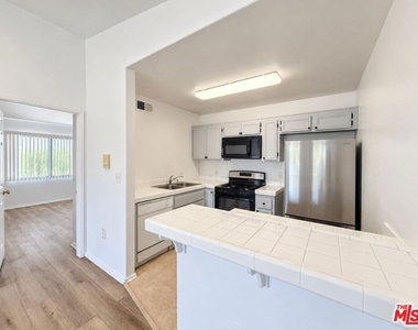 6545 Fulton Avenue - Photo Thumbnail 2