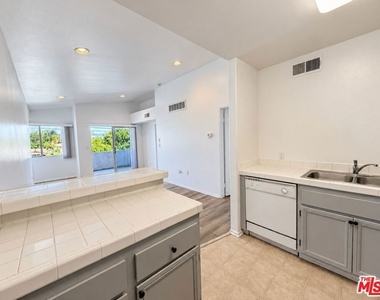 6545 Fulton Avenue - Photo Thumbnail 3