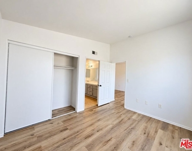 6545 Fulton Avenue - Photo Thumbnail 6