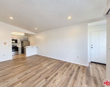 6545 Fulton Avenue - Photo Thumbnail 11