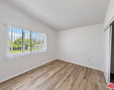 6545 Fulton Avenue - Photo Thumbnail 5