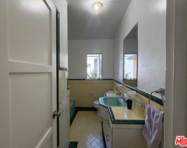 852 1/2 S Plymouth Boulevard - Photo Thumbnail 7