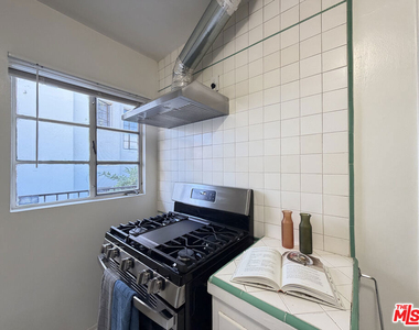 852 1/2 S Plymouth Boulevard - Photo Thumbnail 2