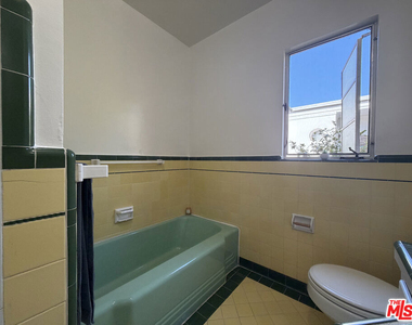 852 1/2 S Plymouth Boulevard - Photo Thumbnail 8