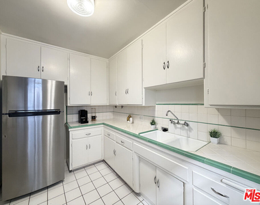 852 1/2 S Plymouth Boulevard - Photo Thumbnail 1