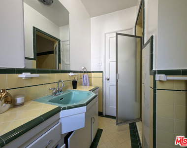 852 1/2 S Plymouth Boulevard - Photo Thumbnail 9