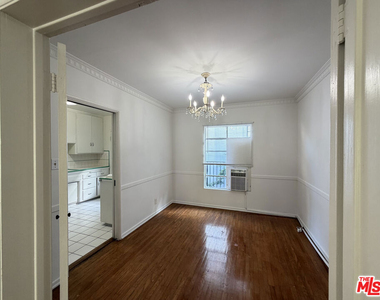 852 1/2 S Plymouth Boulevard - Photo Thumbnail 5