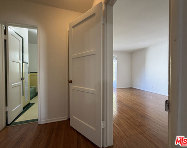 852 1/2 S Plymouth Boulevard - Photo Thumbnail 12