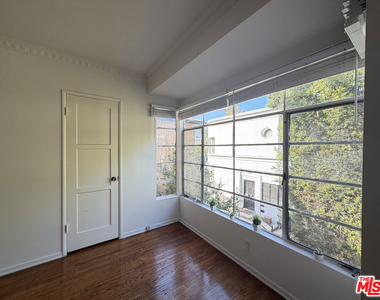 852 1/2 S Plymouth Boulevard - Photo Thumbnail 3