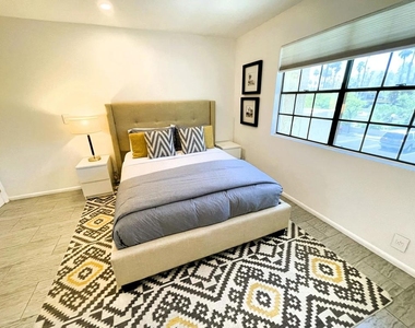 5300 E Waverly Drive - Photo Thumbnail 11