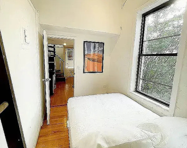 east 11th st - Photo Thumbnail 4