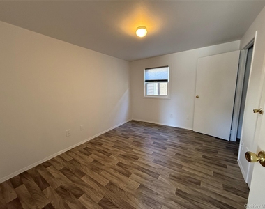 355 Bayville Avenue - Photo Thumbnail 4