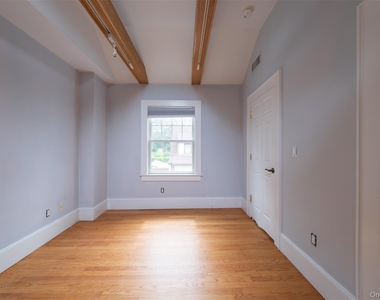 217 Larchmont Avenue - Photo Thumbnail 16